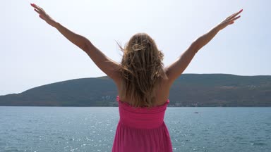 Kollarını yukarı kaldırarak mutlu esmer kadın durumda