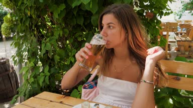 Güzel bir kadın Cafe açık havada bir bira sahiptir