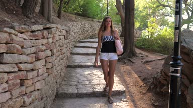 Güzel bir genç kadın Park çevresinde yürüyüş