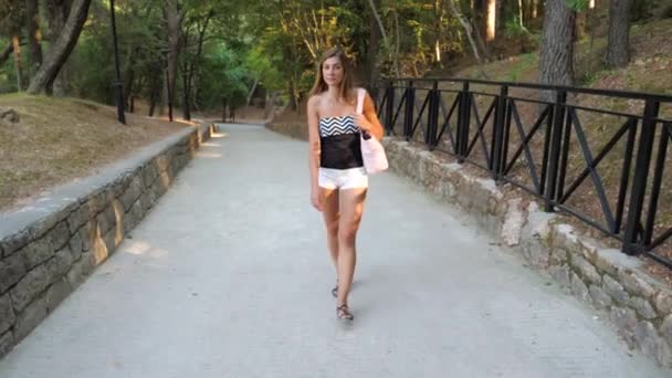 In Movement Pretty Tanned Woman Walking Around The Park — Stock Video