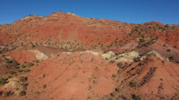 Ορεινή σειρά των πολλαπλών Χρωματιστά Red Sandstone Canyon Στην έρημο της Δυτικής Usa — Αρχείο Βίντεο