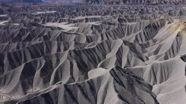 Gamma di montagne di arenaria grigio acciaio monocromatico nel canyon del fiume — Video Stock