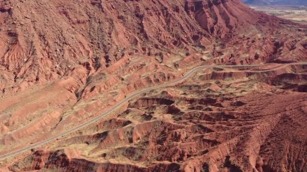Carretera pasa por pintoresco cañón con acantilados de arenisca roja Vista aérea — Vídeos de Stock