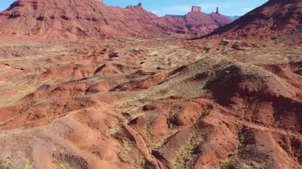 Colorado Nehri Kanyon Havacılık Manzarasında Yüksek Kızıl Kaya Anıtları — Stok video