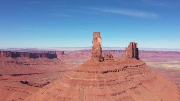 Wysokie czerwone pozostałości skały w Monuments Valley Canyon Colorado River Widok z lotu ptaka — Wideo stockowe