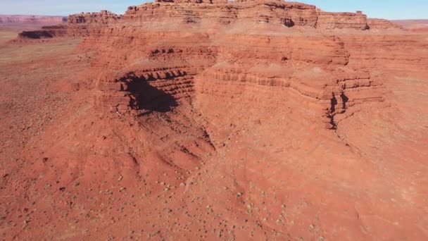 Antenne am Canyon mit roten Felsen in der Wüste im Westen der USA — Stockvideo