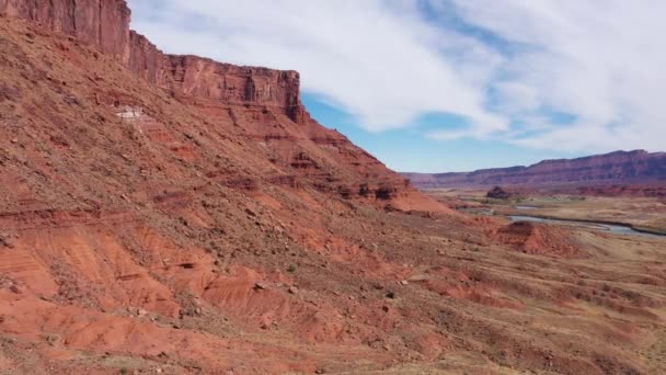 乌萨西部沙漠中陡峭的红峡谷悬崖附近的无人机飞行 — 图库视频影像