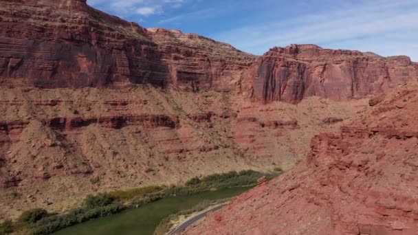 Fliegen im Colorado River Canyon in der Nähe roter Ziegelsandsteinklippen — Stockvideo