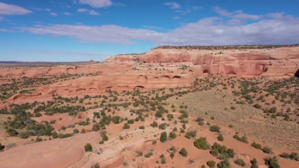 Dron mouchy v blízkosti pomerančových kamenných polí skalní útvary v poušti USA — Stock video