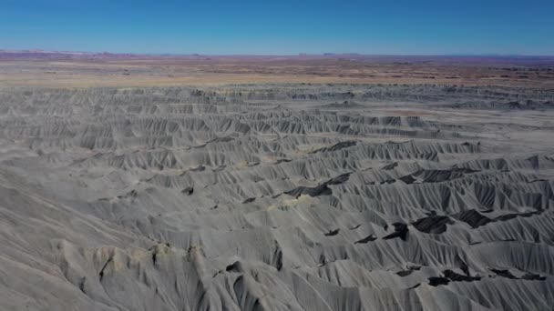 Bereik van bergen van staal grijs kleur zandsteen in de Canyon luchtfoto — Stockvideo