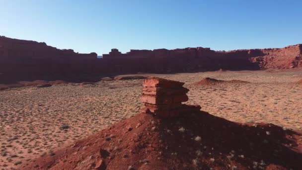 Aérea en el cañón con las rocas rojas Butte en desierto seco con la arena roja occidental EE.UU. — Vídeo de stock