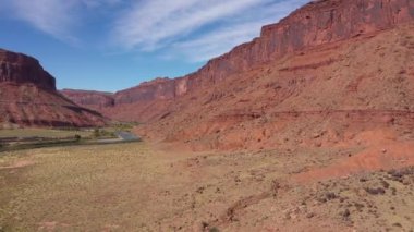 Batı Usa hava manzarasının çölündeki dik kırmızı kanyon kayalıkları