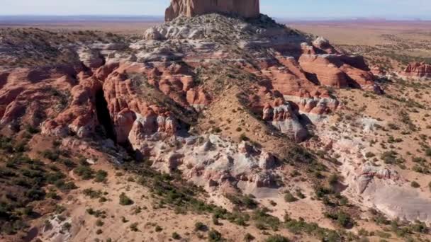 Piedra de mariposa alta masiva de roca beige roja en el desierto Vista aérea occidental de EE. UU. — Vídeos de Stock
