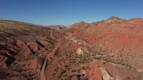 Camino de la suciedad pasar por el desierto con arena roja y macizo de roca — Vídeo de stock