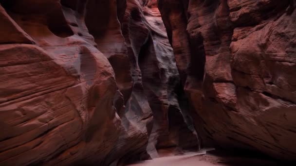 Движение камеры в глубоком каньоне с изогнутыми и гладкими стенами из песчаника — стоковое видео