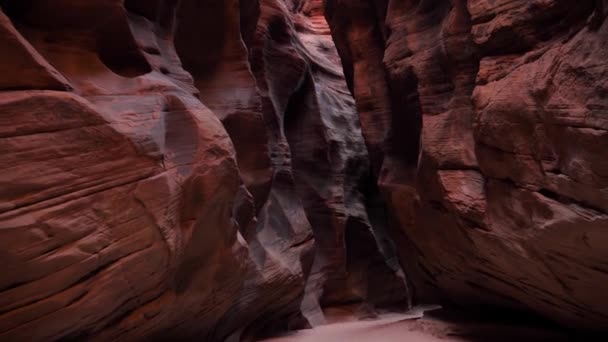 Kamerarörelse i djupa Slot Canyon med böjda och släta Sandstensväggar — Stockvideo