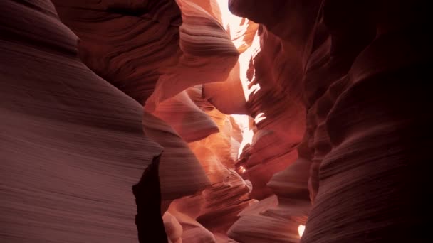 Antelope Canyon con fantásticas curvas y proyecciones Paredes de piedra Color naranja — Vídeos de Stock