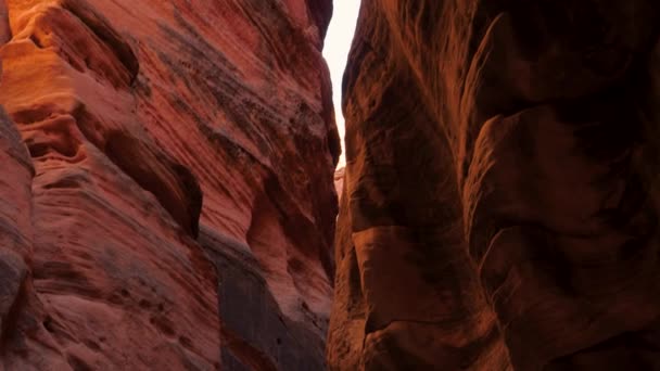 Buckelleder Schlucht tiefe Schlitzschlucht mit welligen und glatten orange-roten Felswänden — Stockvideo