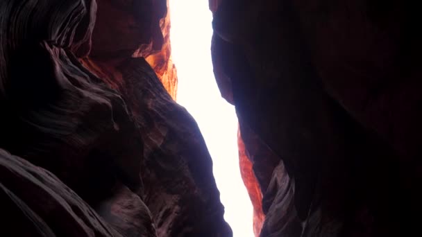 Fibbia di pelle di bue Gulch Canyon di Fessura Profondo Con Pareti di Roccia Massive ondulate e lisce — Video Stock