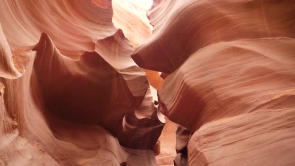 Antilopen Slot Canyon mit welligen und glatten massiven Sandsteinmauern orange Farbe — Stockvideo