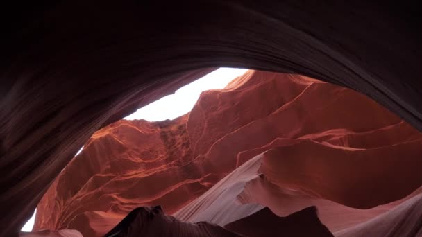 Antelope Canyon con curve e pareti di pietra liscia di colore rosso girato — Video Stock