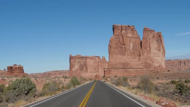 Jazda po drodze przez niesamowity park narodowy Arches w Utah w słoneczny gorący dzień — Wideo stockowe
