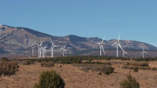 Lotto turbine eoliche generare energia su Hillside mulini a vento fonte di energia rinnovabile — Video Stock