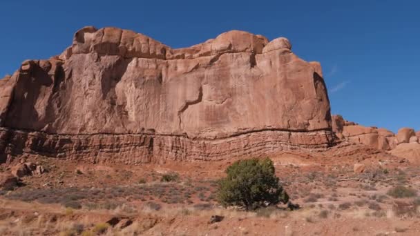 Roter orangefarbener Felsmonolith im Bogenpark an einem sonnigen Tag in Bewegung — Stockvideo