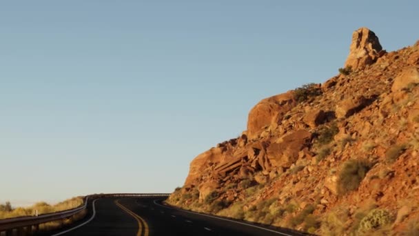 Fahrt auf der Serpentinenstraße zwischen den Felsen bei Sonnenuntergang — Stockvideo