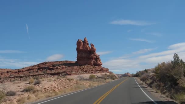 Kör på vägen genom fantastiska bågar nationalpark i Utah på soliga varma dagen — Stockvideo