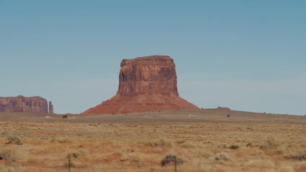 Butte In Monument Valley Op Een Zonnige Dag Uitzicht Van Venster Van Een Autorijden Auto — Stockvideo