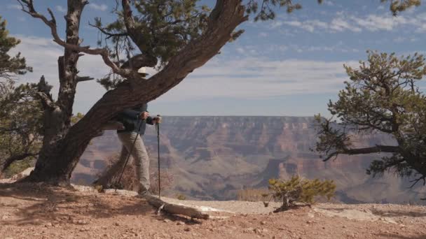 Starší žena s batohem Turistika v horách Grand Canyon Park — Stock video