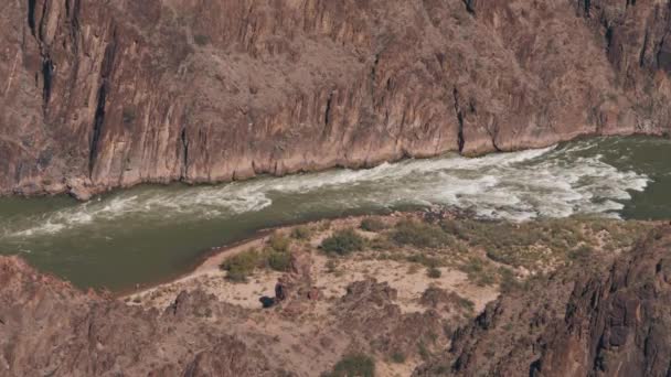 Turbulens patak a híres Colorado folyó torkolatánál a Grand Canyonban. — Stock videók