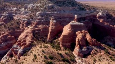 Batı Amerika 'nın çöl manzarasında kırmızı bej kayalardan oluşan yüksek popolu taş.