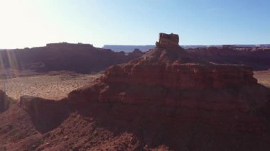 Kuru Arizona Çölü 'ndeki Kızıl Kum Taşı Anıtı' nın etrafında İHA uçuşu