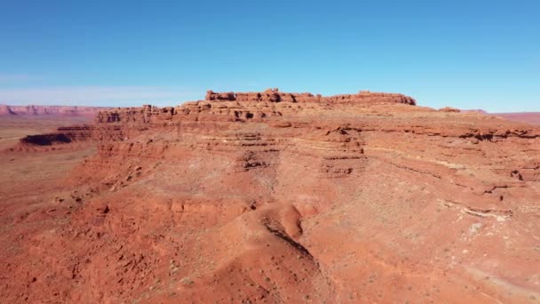 Aérea en el cañón con rocas rojas en el desierto de arenisca oeste de Estados Unidos — Vídeo de stock