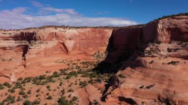Dron, Orange yakınlarında uçuyor. Pürüzsüz Taş Monolit Çölde Büyük Kaya oluşumları