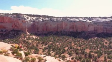 İnsansız hava aracı, Kırmızı Turuncu Taş Kemeri 'nin içinden uçuyor.