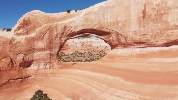 Drone Flies Through The Orange Stone Arch In Massive Rock Formations Aerial — Stock Video