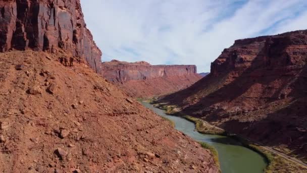 Drohnenflug in der Schlucht des Colorado River Canyon in der Nähe roter Ziegelsandsteinklippen — Stockvideo