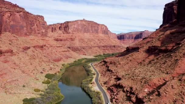 Moto aereo sul fiume Colorado tra il canyon di Red Rock e autostrada — Video Stock