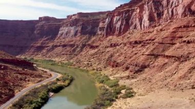 Colorado Nehri Boğazı 'nda Uçan İHA Kızıl Kum Taşı Kayalıkları' nın yanındaki Büyük Kanyon