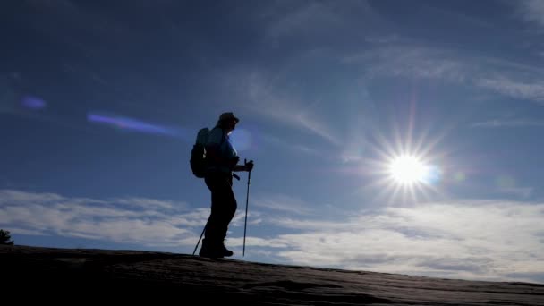 Silhouette des Wanderers wandert im Freien gegen den Sonnenuntergang — Stockvideo