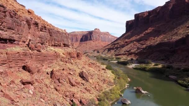 Drohne fliegt im Canyon Colorado River mit rotem Felsmassiv auf — Stockvideo