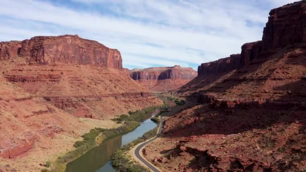 Moto aereo sopra il fiume Colorado scorre nel canyon di rocce rosse — Video Stock