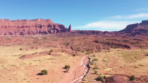 Formación caliente seca de las rocas del desierto y de la piedra arenisca roja en una vista aérea soleada del día — Vídeo de stock