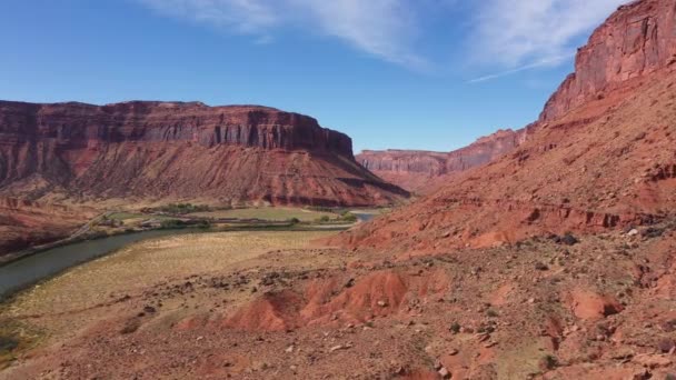 Letecký vpřed přes údolí řeky Colorado v soutěsce kaňonu s červenou skálou — Stock video