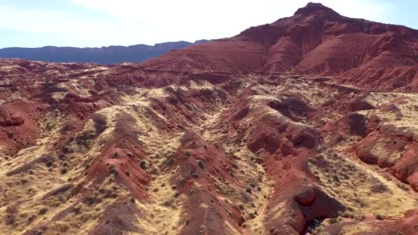 Dunes de sable et de pierres de couleur brun rouge dans le désert chaud sec de l'ouest des États-Unis — Video