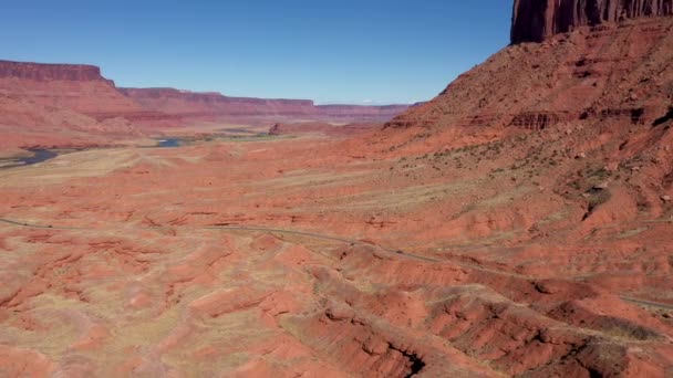 Highway passerar genom Canyon med röda sandsten klippor och sanddyner antenn utsikt — Stockvideo