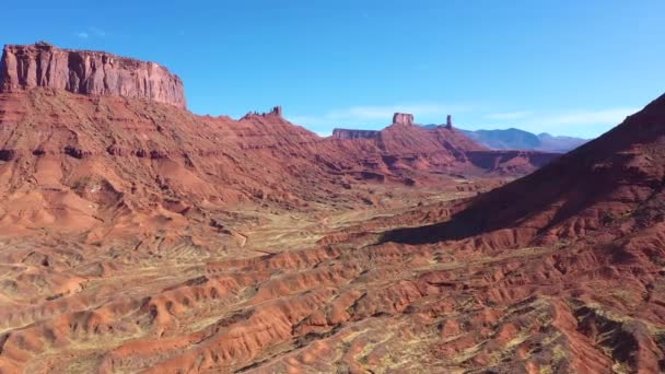 Red Rock Monuments Butte В ущелье реки Колорадо Каньон вид с воздуха — стоковое видео
